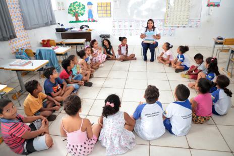 Al M Da Sala De Aula Professora Alfabetiza Crian As Enviando Maleta Da