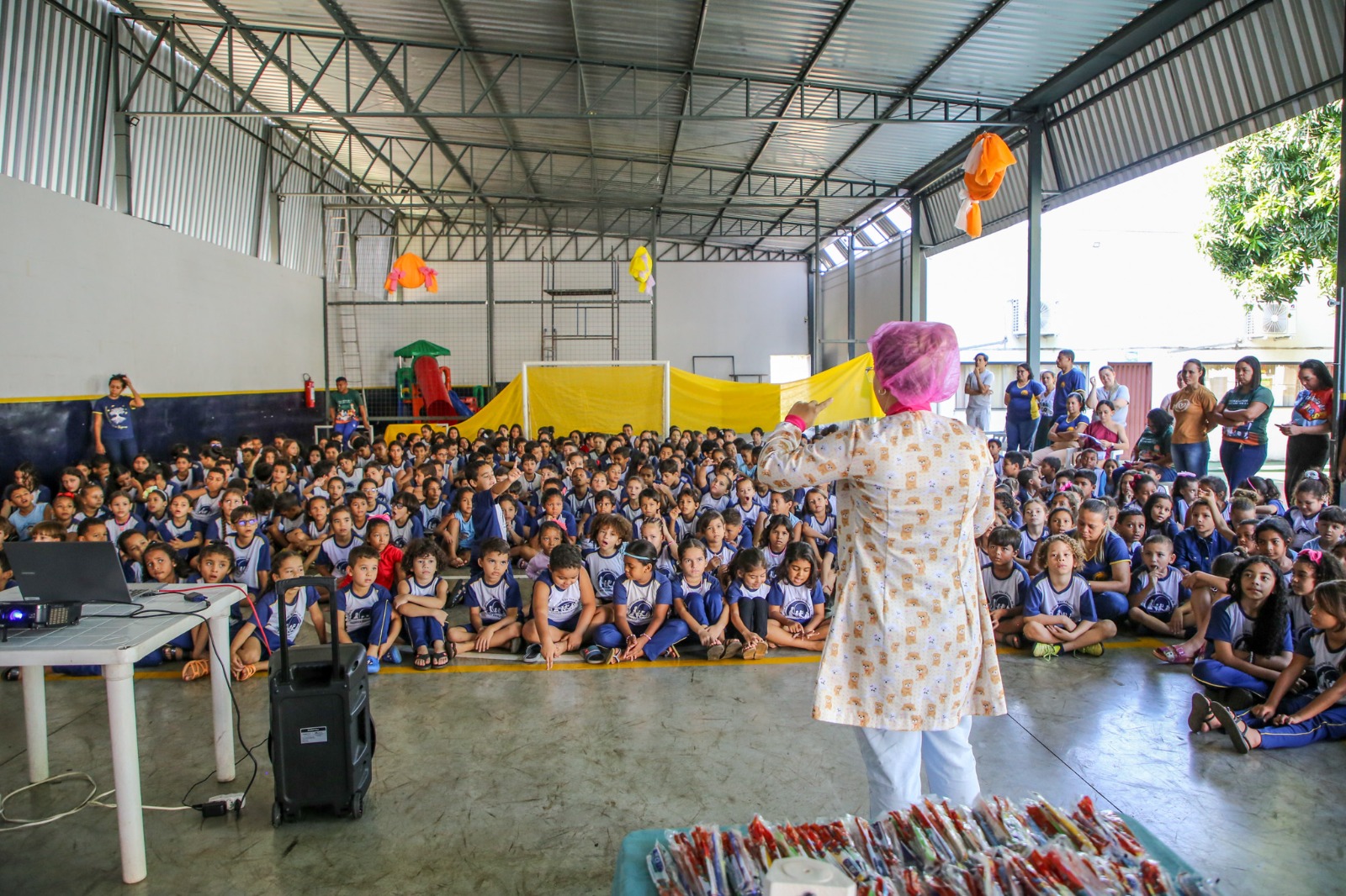 Em uma das ações do VOA, cerca de 600 alunos da Escola Municipal Paroquial São Vicente de Paulo receberam orientações sobre saúde bucal e escovação