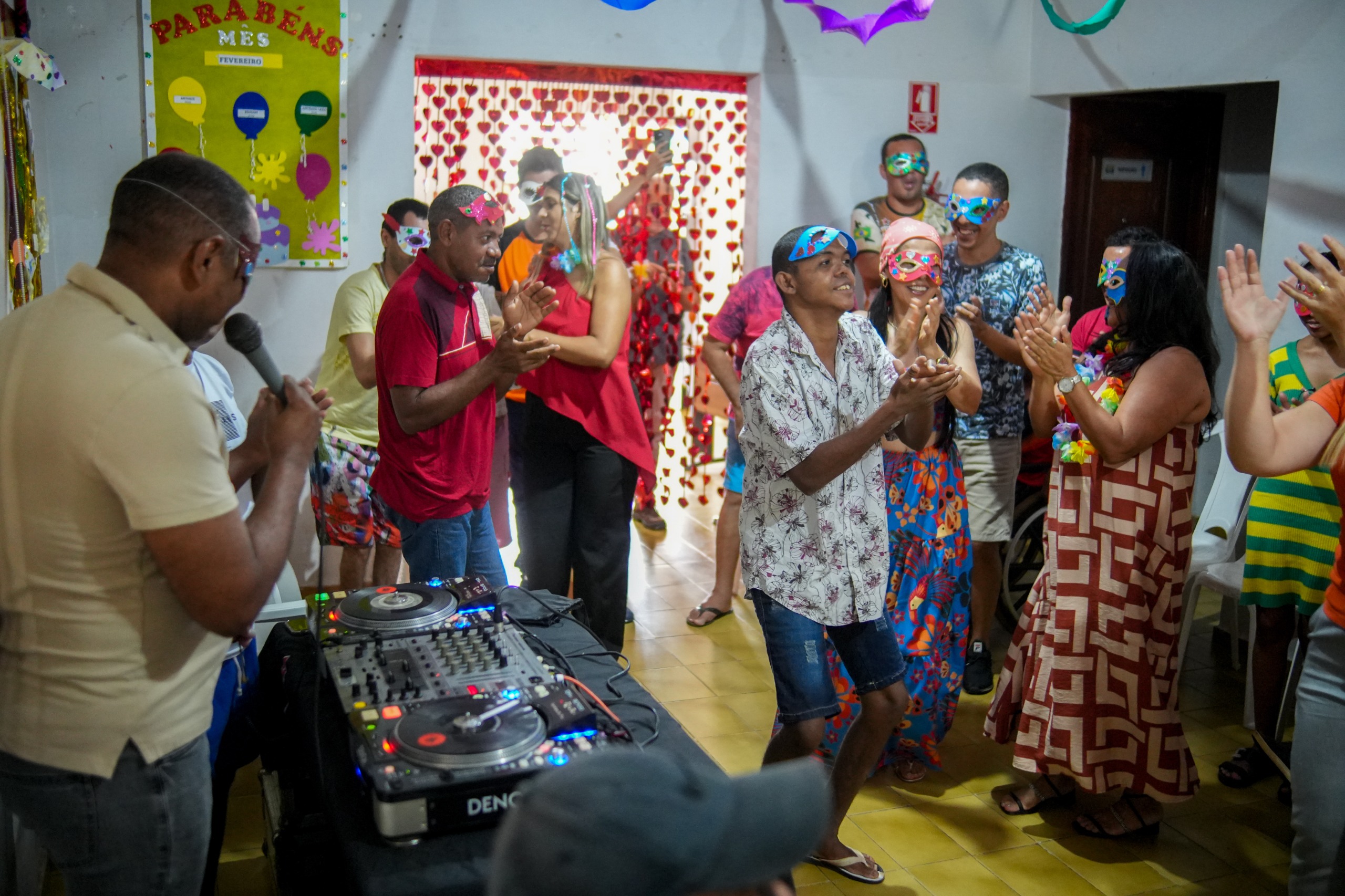Usuários participaram de momentos de convivência, música e interação, reforçando o papel do Centro-Dia na promoção da inclusão e autonomia.