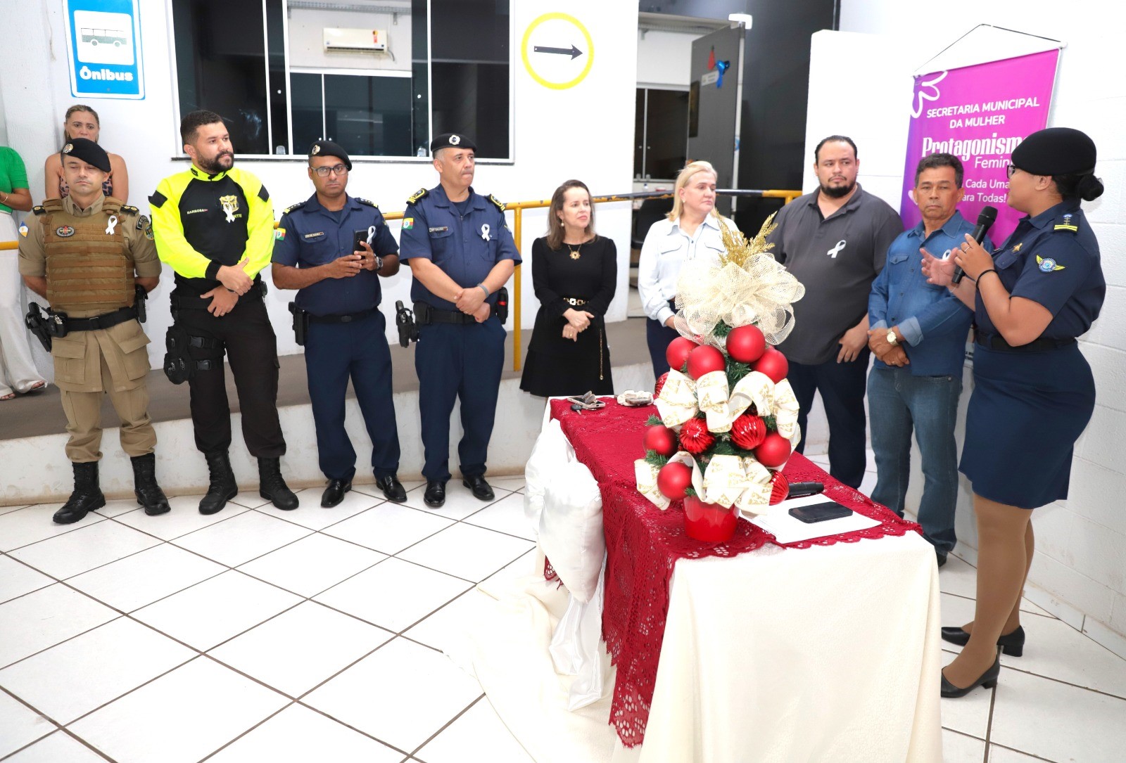 Durante o evento foi feita a entrega de laços brancos, que simbolizam o engajamento da sociedade na campanha. A ação faz parte da jornada dos “21 Dias de Ativismo pelo Fim da Violência contra a Mulher”