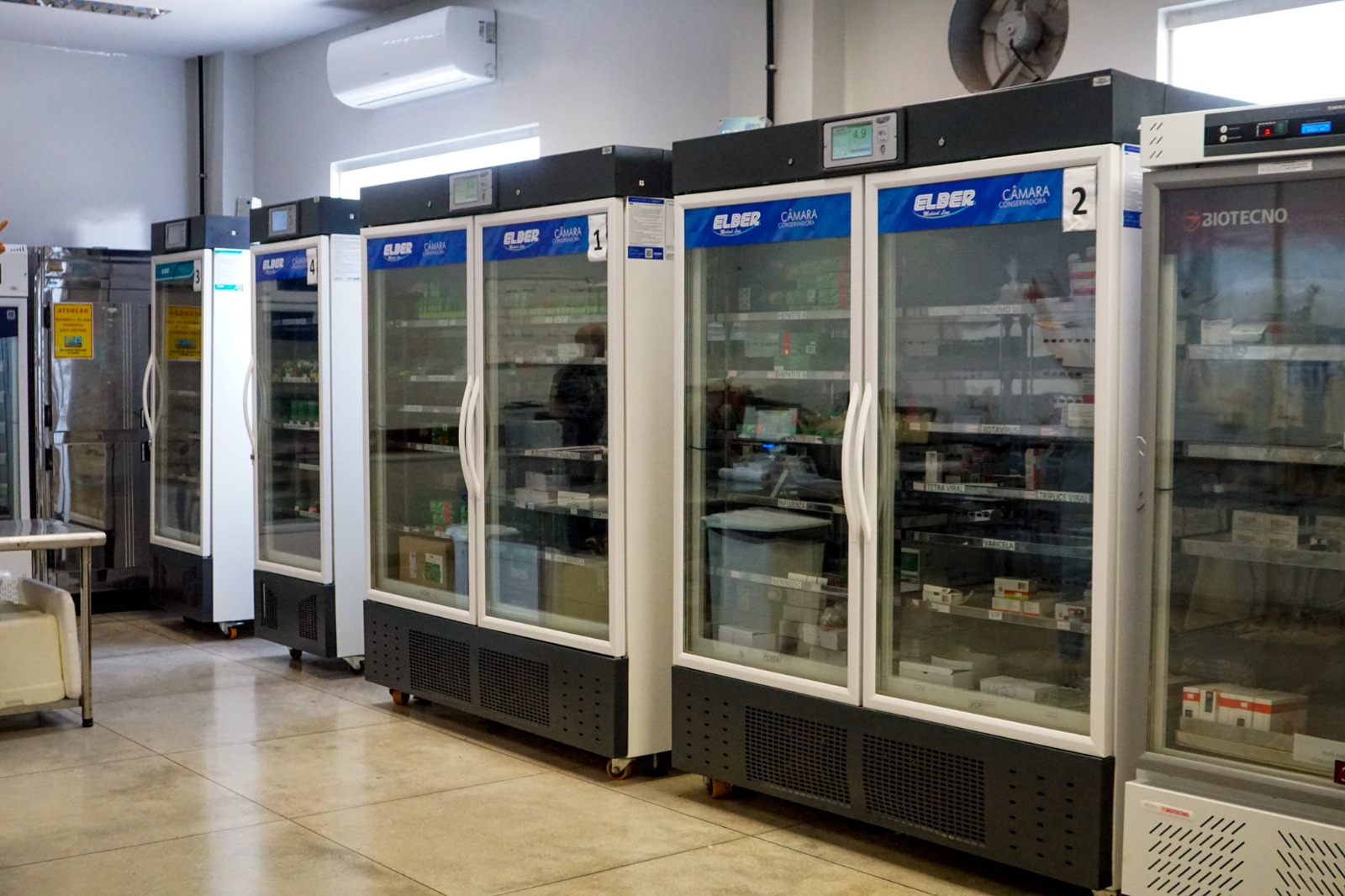 Se houver alguma instabilidade nos refrigeradores ou na energia elétrica, o sistema emite vários alertas aos servidores