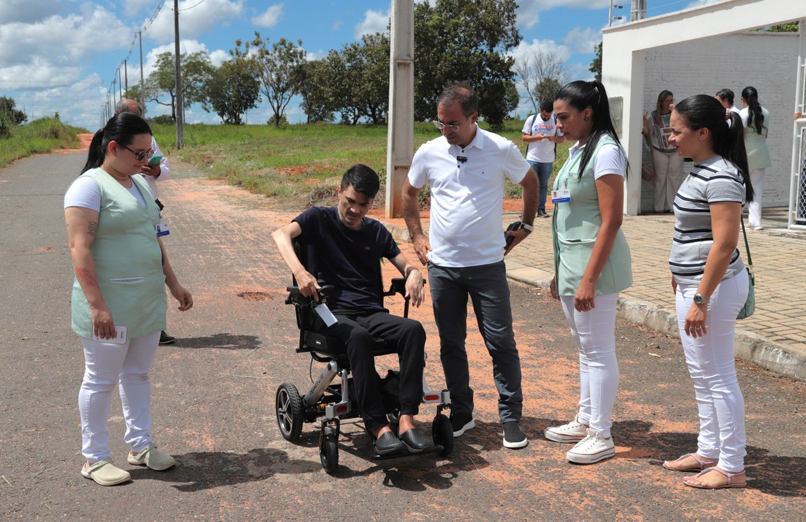 CER de Araguaína entrega para paciente a primeira cadeira de rodas motorizada da unidade