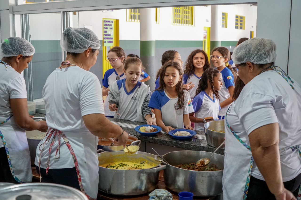 O cardápio é desenvolvido pela equipe de nutricionistas da Secretaria da Educação de Araguaína e as 280 merendeiras da rede recebem capacitações periódicas sobre a manipulação dos alimentos