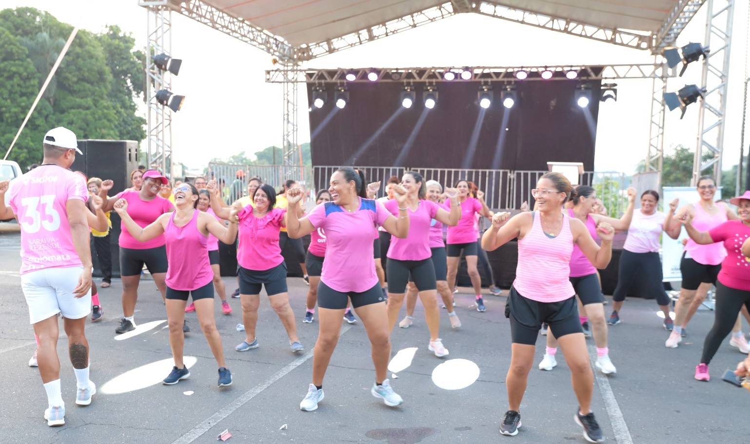 Teste de glicemia, aferição de pressão, orientação sobre saúde bucal, massagem, aula de dança e apresentações musicais também foram oferecidos no Dia D Rosa