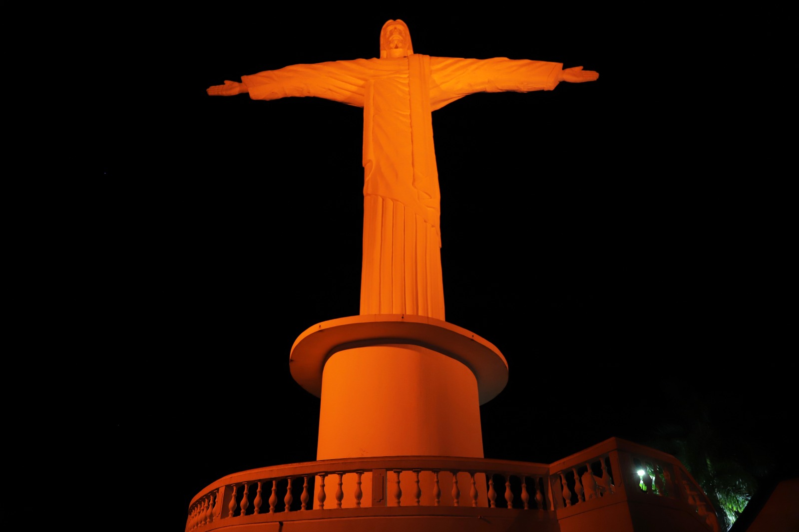 A cerimônia foi realizada no monumento do Cristo Redentor, que ganhou uma nova iluminação na cor amarela em alusão ao mês