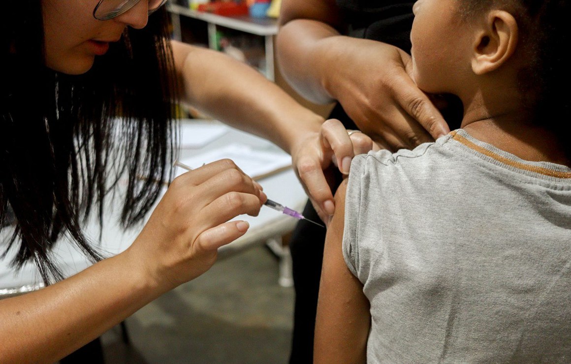 Mais de 400 doses de vacinas foram aplicadas durante o mutirão escolar