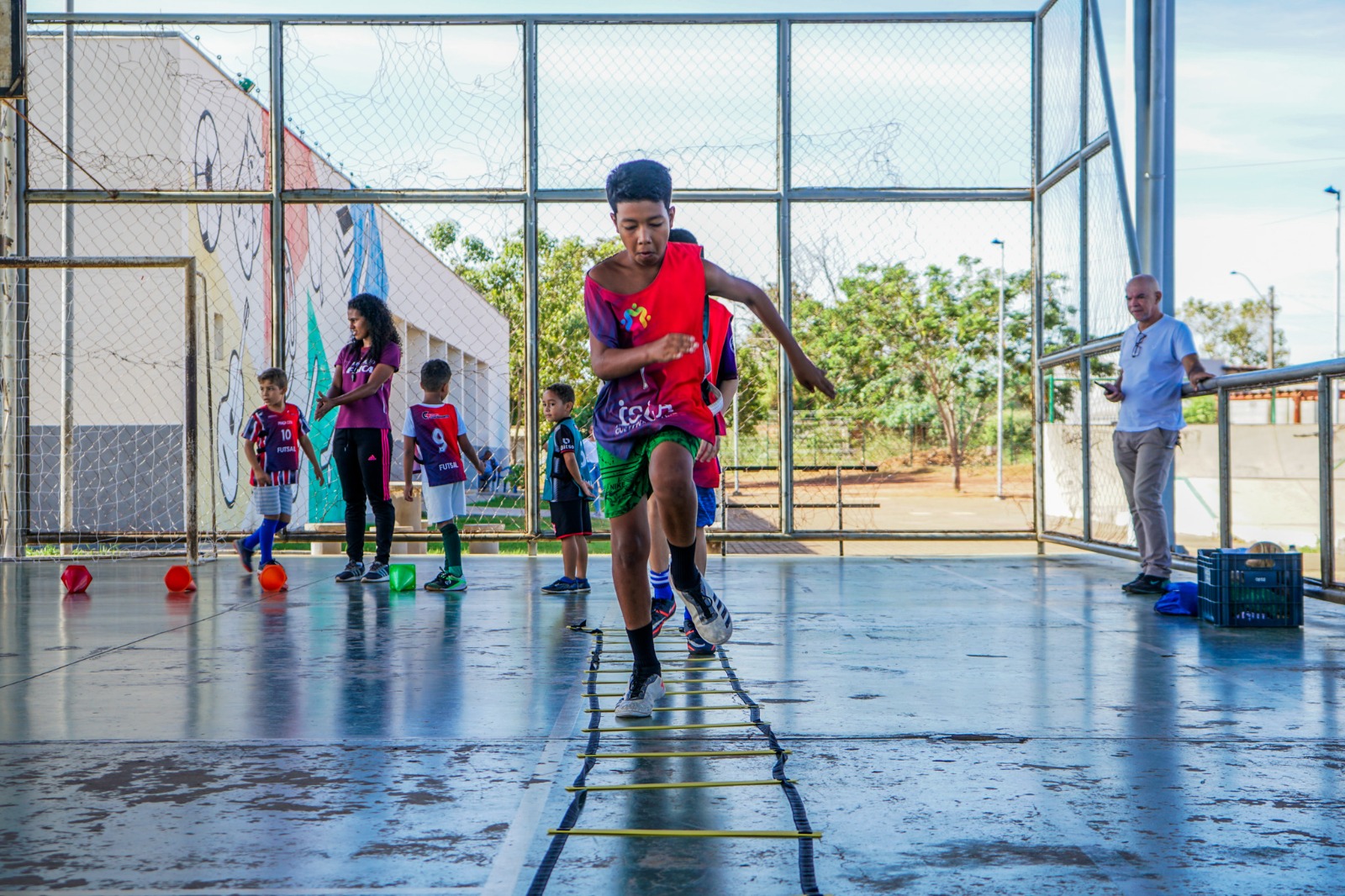 Jovens de sete a 17 anos matriculados no ensino público podem ser inscritos gratuitamente nos centros para aulas de futebol, futsal, handebol e vôlei.