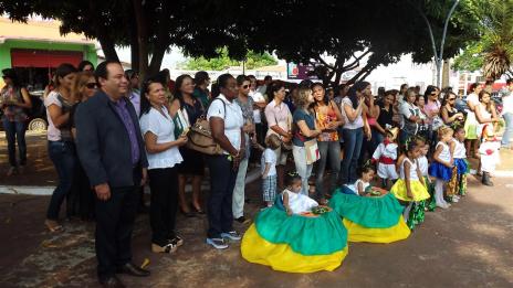 Alunos da rede municipal de ensino fazem apresentações alusivas àSemana da Pítria