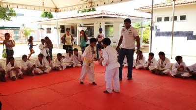 Alunos do projeto Jiu Jitsu na Escola fazem apresentação no CAT