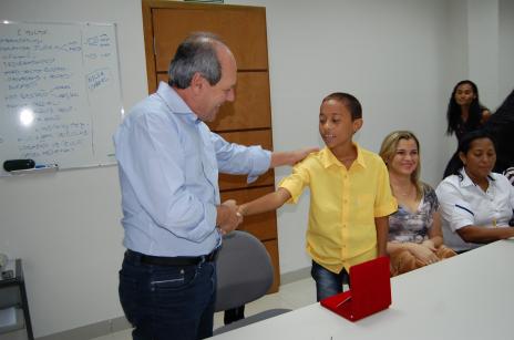 Alunos premiados nacionalmente e homenageados pelo prefeito Ronaldo Dimas