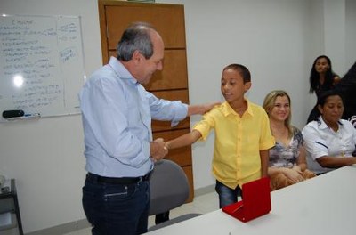 Alunos premiados nacionalmente e homenageados pelo prefeito Ronaldo Dimas