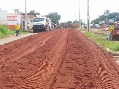 Avenida Filadélfia recebe asfalto usinado