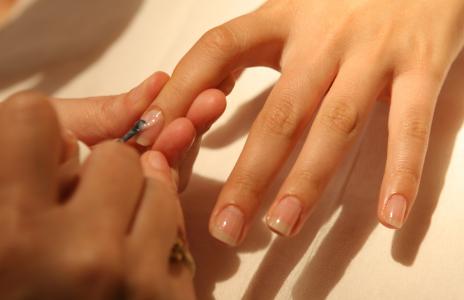 Curso gratuito de manicure e pedicure forma primeira turma