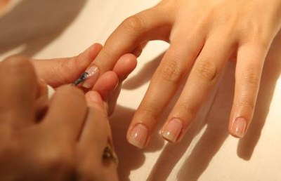 Curso gratuito de manicure e pedicure forma primeira turma