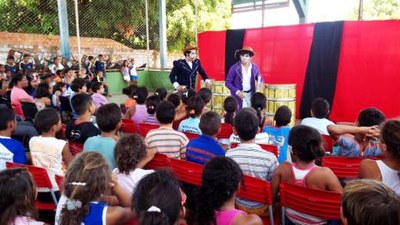 Escola da rede municipal recebe peça teatral