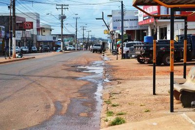 Força-tarefa combate ígua servida nas ruas de Araguaína