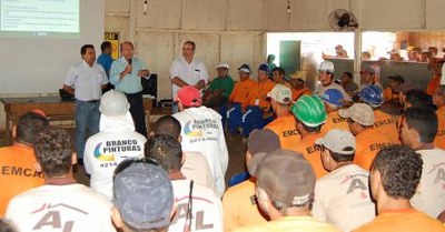 Funcionários de construtora recebem orientações sobre as casas populares