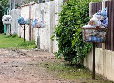 Lixo colocado na rua causa sujeira e incômodo a moradores