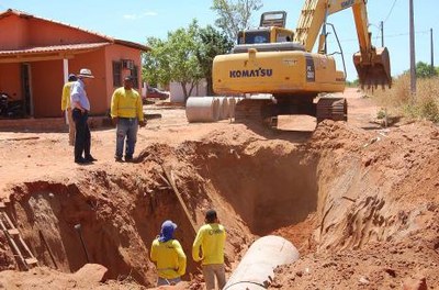 Prefeito vistoria obras em andamento