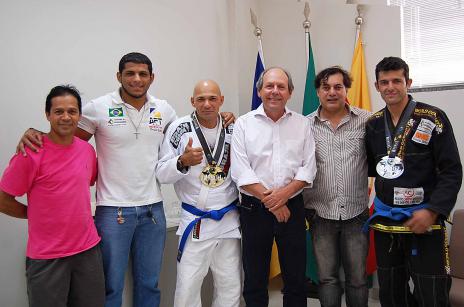 Ronaldo recebe atletas araguainenses campeões mundiais de Jiu-Jitsu