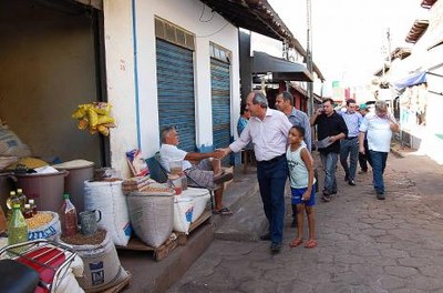 Ronaldo visita comerciantes e moradores da Feirinha