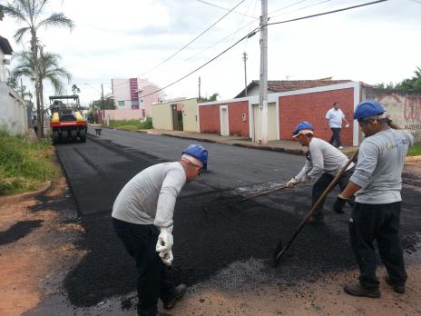 Prefeitura faz recapeamento da Avenida Sadoc Correia