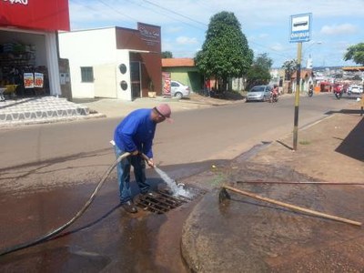 Prefeitura orienta sobre limpeza de bocas de lobo e sarjetas