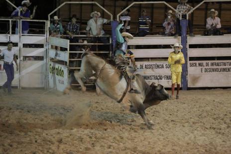 Abertura movimenta 1º dia do Rodeio Show de Novo Horizonte