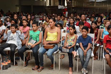 Alunos da Rede Municipal Ensino assistem gratuitamente a espetáculo teatral