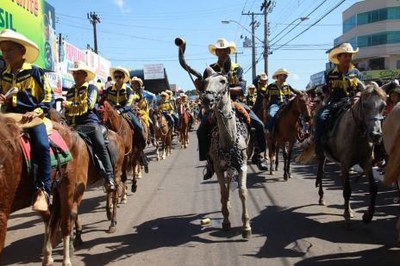 Dimas participa da abertura oficial da Expoara 2015 na Cavalgada