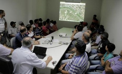 Em reunião, Dimas define novo local para corretores de automóveis da Praça das Nações