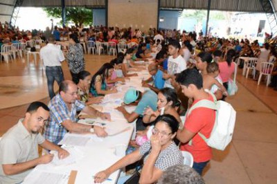 Famílias assinam contratos de casas do Residencial Lago Azul 3