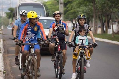 Pedalada Azul conscientiza sobre atividade física e prevenção do câncer