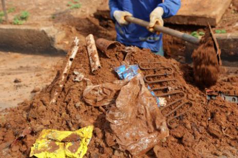 Prefeitura de Araguaína intensifica limpeza de bueiros no período de chuvas