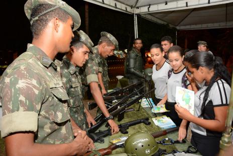 Ações da Prefeitura e Exército nas praças levam ações educativas e de saúde