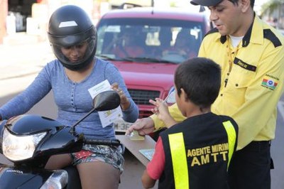 Agentes mirins levam educação no trânsito para motoristas e pedestres