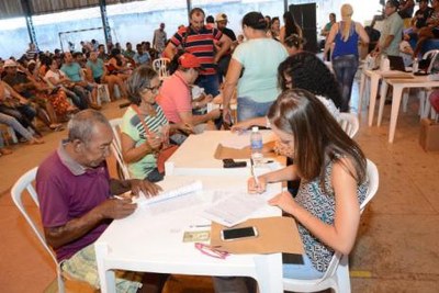 Beneficiários do Residencial Lago Azul 4 assinam contratos de suas casas