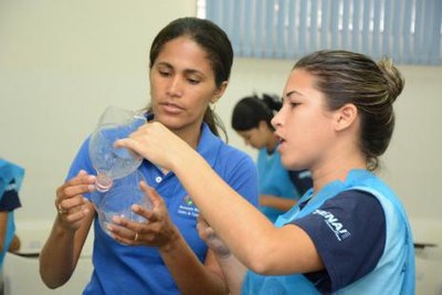 Estudantes aprendem a confeccionar armadilhas de combate ao Aedes