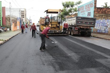 Iniciada recuperação da Rua Primeiro de Janeiro com CBUQ