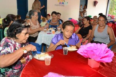 Mães do Centro de Convivência do Idoso recebem homenagem e brindes