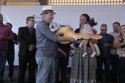 Mais 1.030 famílias recebem as chaves de suas casas no Residencial Lago Azul