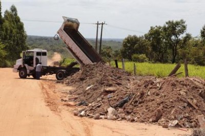 Prefeitura flagra descarte de lixo irregular às margens de estradas