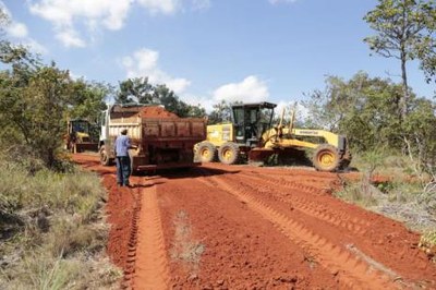 Prefeitura investe na recuperação de estradas da zona rural