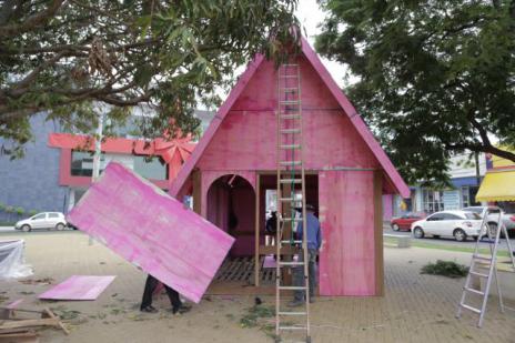 Vila de Natal começa a ser montada na Praça das Nações