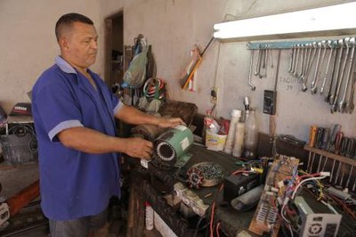 Bons exemplos: Mesmo cego, eletricista e mecânico é referência em seu bairro