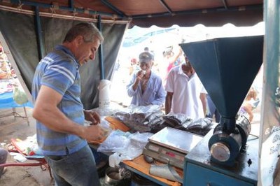 Café moído na hora faz sucesso em feira de Araguaína