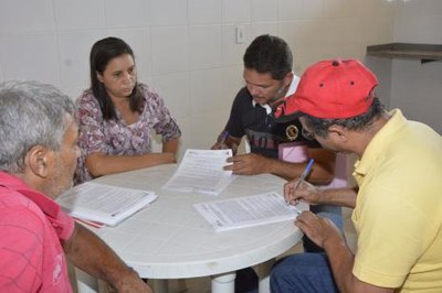 Comerciantes da Feirinha assinam contrato para iniciar vendas em novo prédio