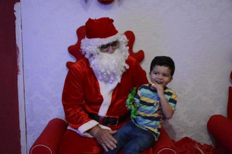 Crianças recepcionam Papai Noel na Vila de Natal