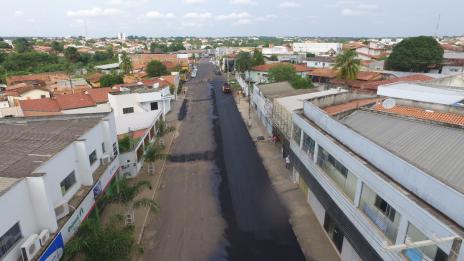Mesmo no período chuvoso, mais ruas de Araguaína recebem asfalto