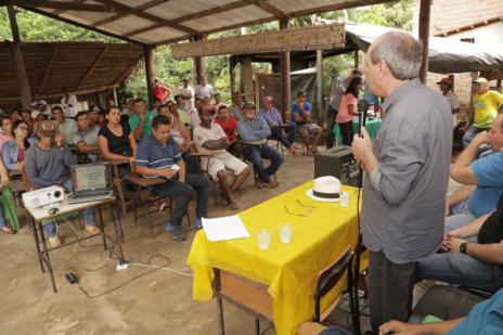 Na zona rural, Dimas dá orientações sobre implantação de Laticínio Municipal